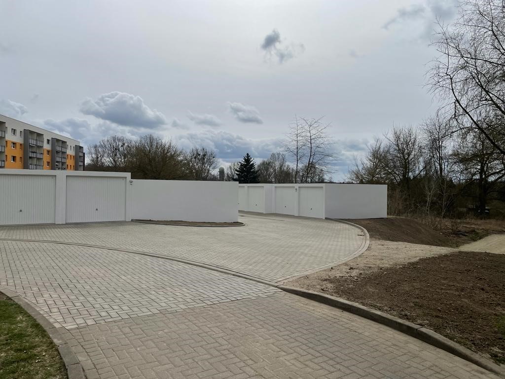 Zufahrt Garagen